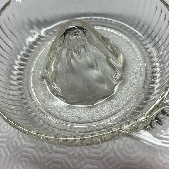 Vintage Clear Glass Citrus Juicer with Handle 6” Diameter - Picture 4 of 7